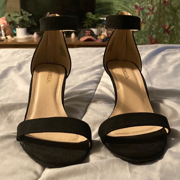 Black high heels with toe show, and one strap - Picture 1 of 4